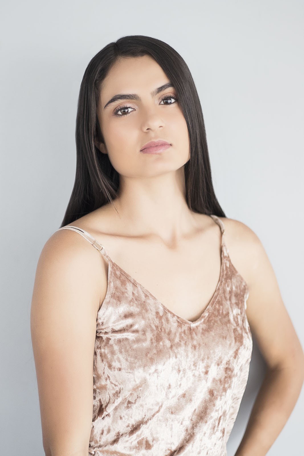 Sesión fotográfica profesional en estudio para redes sociales