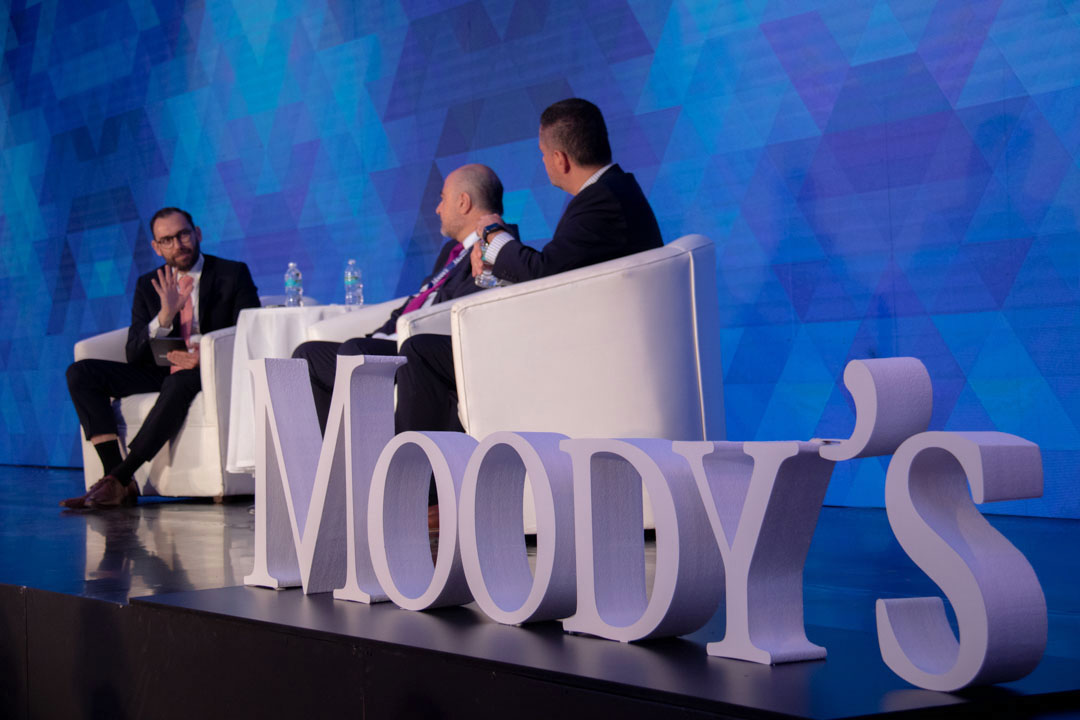 Sesión fotográfica profesional juvenil en estudio