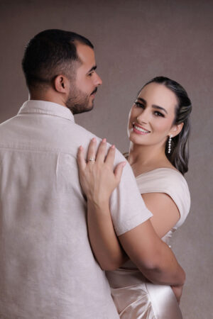 Sesión de fotos pareja en estudio con maquillaje