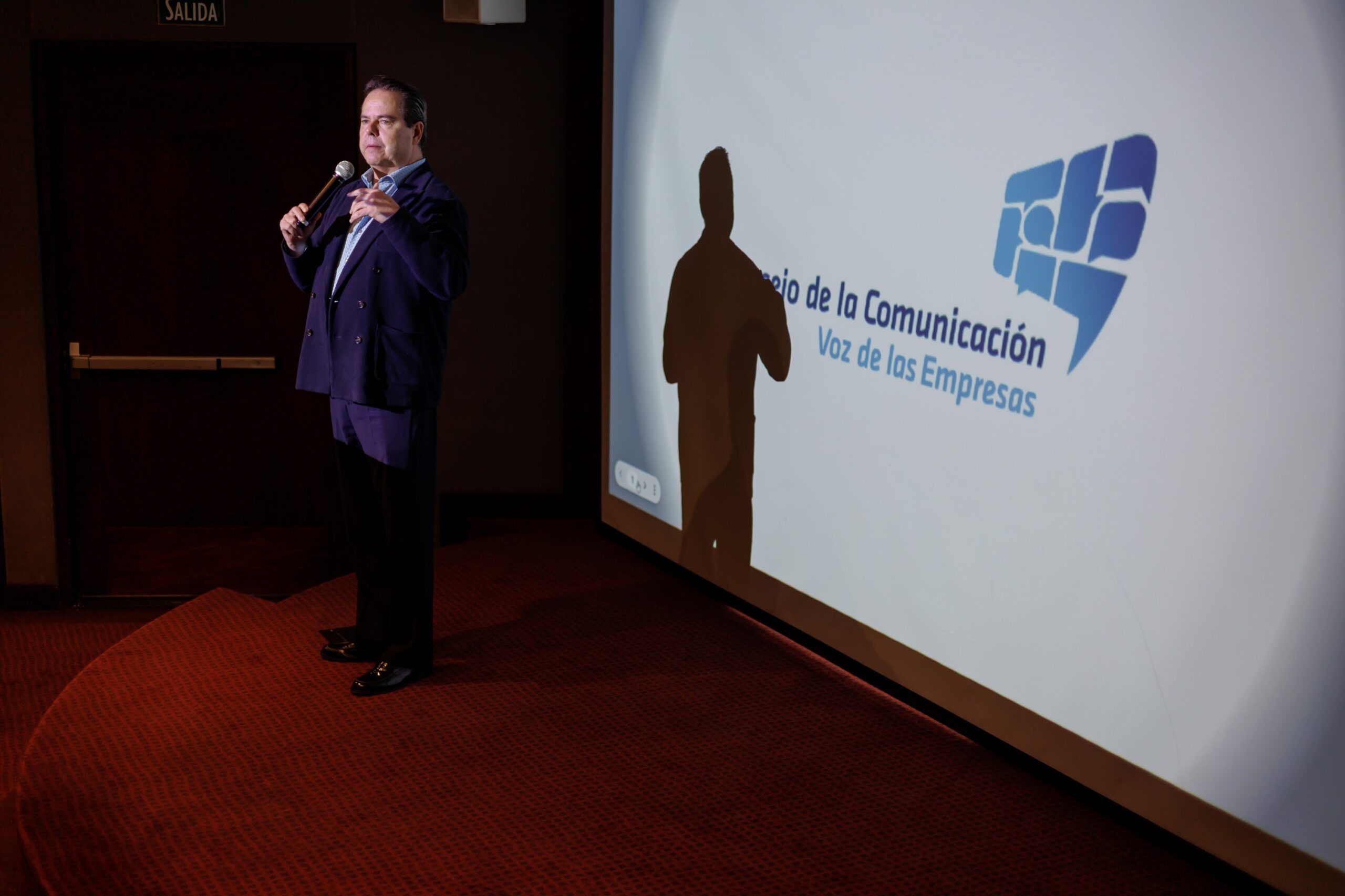 Sesión fotográfica profesional juvenil en estudio